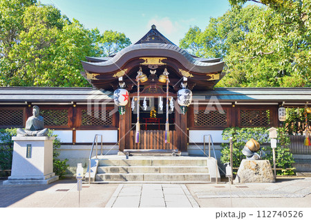 晴明神社 本殿 厄除桃 安倍晴明公像(京都府京都市) 晴明神社 本殿 厄除桃 安倍晴明公像(京都府京都市) 112740526