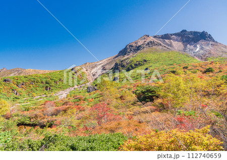 (栃木県)茶臼岳(那須岳) 紅葉最盛期の姥ヶ平から山頂を見上げる (栃木県)茶臼岳(那須岳) 紅葉最盛期の姥ヶ平から山頂を見上げる 112740659