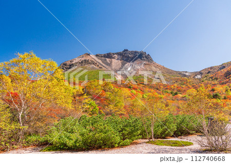 (栃木県)茶臼岳(那須岳) 紅葉最盛期の姥ヶ平から山頂を見上げる (栃木県)茶臼岳(那須岳) 紅葉最盛期の姥ヶ平から山頂を見上げる 112740668