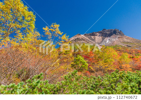 (栃木県)茶臼岳(那須岳) 紅葉最盛期の姥ヶ平から山頂を見上げる (栃木県)茶臼岳(那須岳) 紅葉最盛期の姥ヶ平から山頂を見上げる 112740672