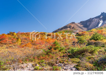 （栃木県）茶臼岳（那須岳）　紅葉最盛期の姥ヶ平から周囲の山を見上げる 112740896