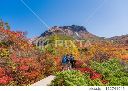 (栃木県)茶臼岳(那須岳) ひょうたん池付近の紅葉を楽しむ人達 (栃木県)茶臼岳(那須岳) ひょうたん池付近の紅葉を楽しむ人達 112741043