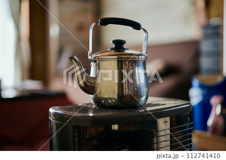 ストーブの上のやかん ストーブの上のやかん 112741410