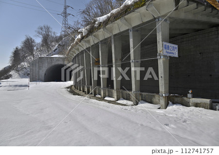 冬の工事中のトンネルと洞門冬の工事中のトンネル（国道165号線福島第1トンネル(仮称）と福島2洞門 112741757