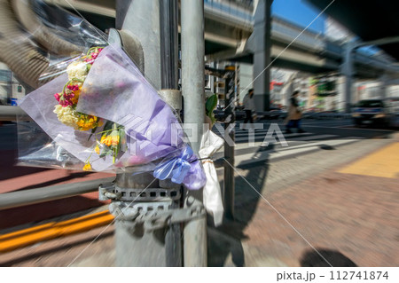 交通事故現場と花束 交通事故現場と花束 112741874