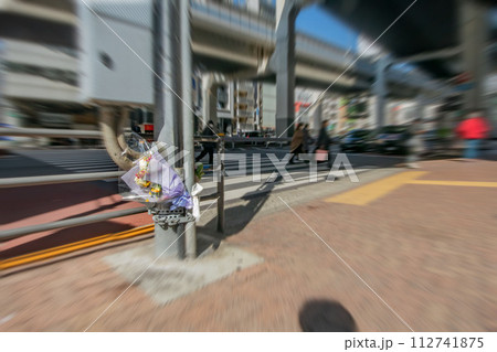 交通事故現場と花束 交通事故現場と花束 112741875