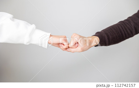 親子でグータッチ 親子でグータッチ 112742157