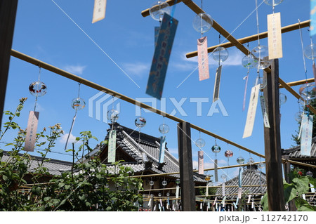 夏の青空に映える風鈴 夏の青空に映える風鈴 112742170