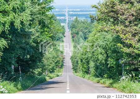夏の北海道 人気の観光名所 快晴の天に続く道 夏の北海道 人気の観光名所 快晴の天に続く道 112742353
