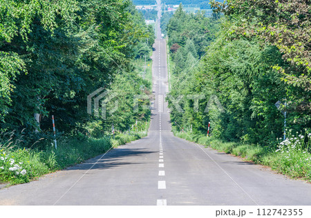 夏の北海道 人気の観光名所 快晴の天に続く道 夏の北海道 人気の観光名所 快晴の天に続く道 112742355