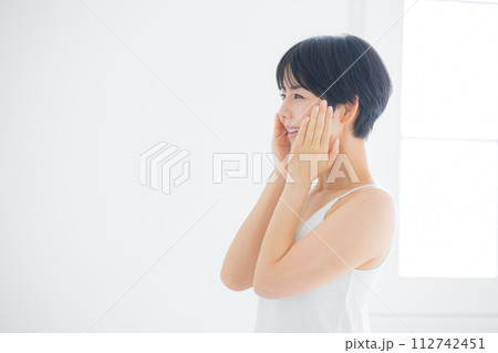 スキンケアをする若い女性　 112742451