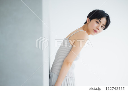 ショートヘアの若い女性 ショートヘアの若い女性 112742535
