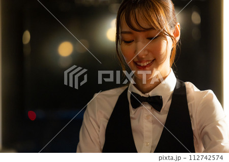 バーテンダーの女性　 112742574