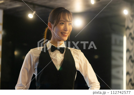 バーテンダーの女性　 112742577