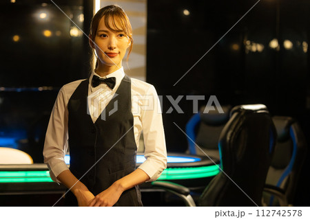 バーテンダーの女性　 112742578