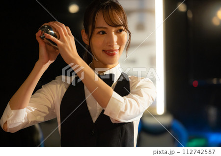 バーテンダーの女性　 112742587