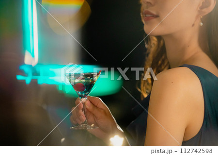 シャンパンを飲むカップル　 112742598