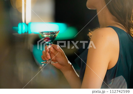 シャンパンを飲むカップル　 112742599