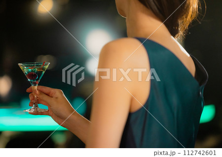 シャンパンを飲むカップル　 112742601