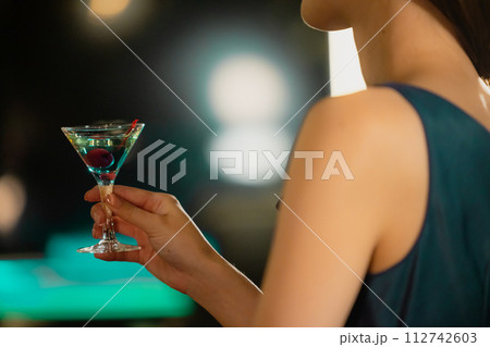 シャンパンを飲むカップル シャンパンを飲むカップル 112742603