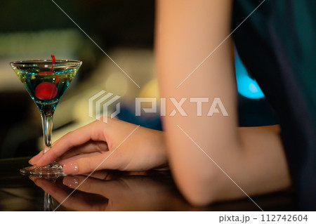 シャンパンを飲むカップル　 112742604
