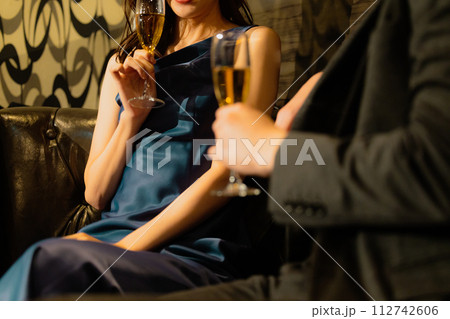 シャンパンを飲むカップル　 112742606