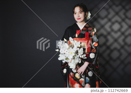黒い大振袖 黒引き振袖 花嫁衣装 黒い大振袖 黒引き振袖 花嫁衣装 112742669