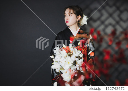 黒い大振袖 黒引き振袖 花嫁衣装 黒い大振袖 黒引き振袖 花嫁衣装 112742672