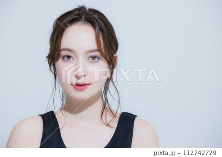ビューティー　若い女性　 112742729