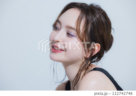 ビューティー　若い女性　 112742746