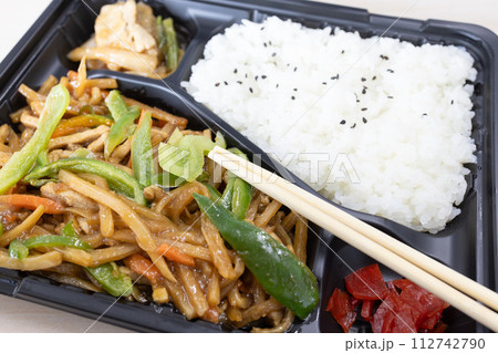 おいしいチンジャオロース弁当 おいしいチンジャオロース弁当 112742790
