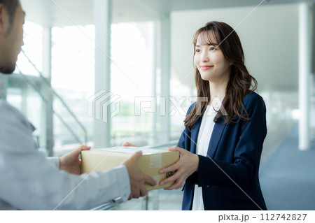 荷物を受け取るビジネスウーマン 荷物を受け取るビジネスウーマン 112742827