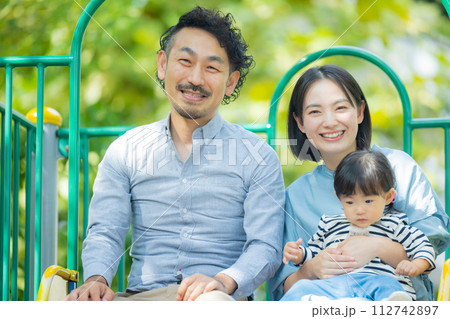 公園で遊ぶ親子　　 112742897
