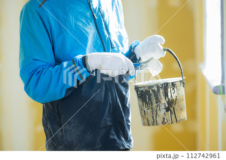 内装業の若い男性　　 112742961