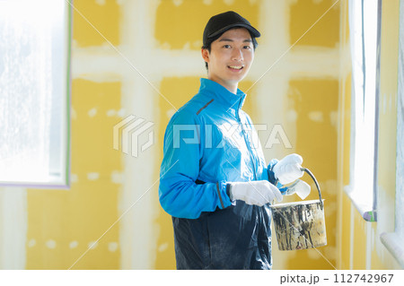 内装業の若い男性 内装業の若い男性 112742967