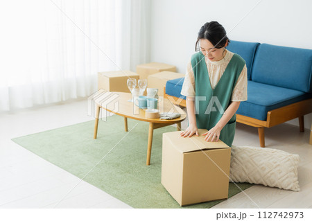 引越しの準備をする女性 引越しの準備をする女性 112742973
