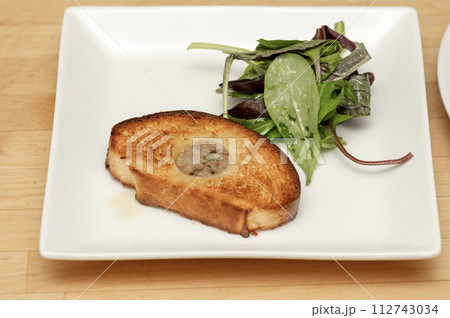 ソーセージ・ブリオッシュとベビーリーフの前菜 112743034