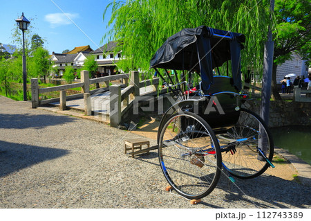 【岡山県】晴天の倉敷美観地区と人力車 112743389