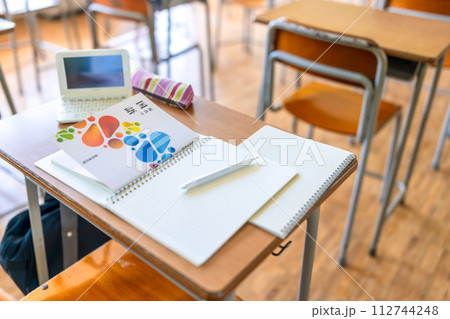 教室の机に置かれた教科書やノート 112744248