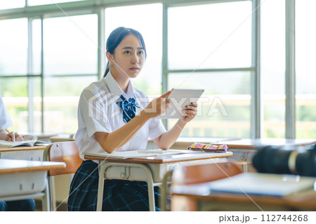 学校の教室で勉強をする高校生 学校の教室で勉強をする高校生 112744268