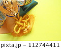 こどもの日の五月人形　鎧兜のある背景 112744411