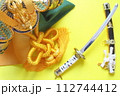 こどもの日の五月人形　鎧兜のある背景 112744412
