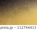 金と黒の和風背景 112744413