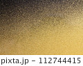 金と黒の和風背景 112744415