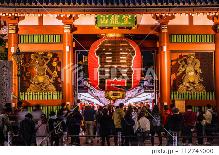 日本の東京都市景観 外国人観光客らで賑わう浅草寺。夜になっても多くの人出…希望の時代へ=3月17日 日本の東京都市景観 外国人観光客らで賑わう浅草寺。夜になっても多くの人出…希望の時代へ=3月17日 112745000