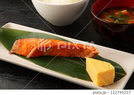 紅鮭の焼き魚 112745217
