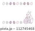 並んだイースターエッグとイースターエッグを抱えるかわいいウサギの線画フレーム 112745468