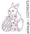 イースターエッグを抱えるかわいいウサギの線画イラスト 112745472