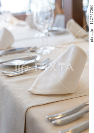 レストランのテーブルセッティング 112747066