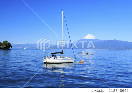 駿河湾越しに望む、海越しの、駿河港と冠雪の富士山（冬） 112748642